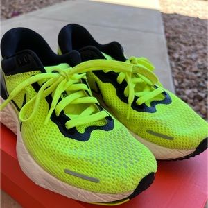 Nike ZoomX invincible run fly knit “Volt.”
